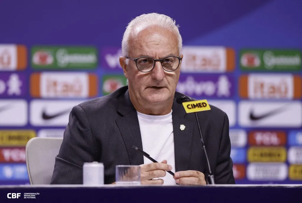 Dorival Jr anuncia a convocação para os jogos contra a Colômbia e Argentina. Foto: Divulgação/CBF.