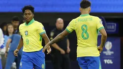 Endrick com a camisa da Seleção Brasileira.