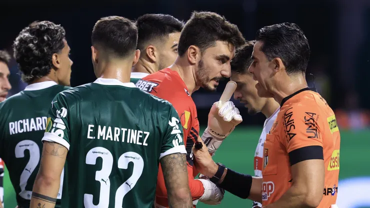 Rafael, goleiro do São Paulo, reclama com a arbitragem durante partida contra o Palmeiras no estAdio Arena Allianz Parque pelo campeonato Paulista 2025. Foto: Marcello Zambrana/AGIF