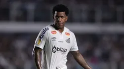 Gil jogador do Santos durante partida contra o Botafogo-SP no estádio Vila Belmiro pelo campeonato Paulista 2025.