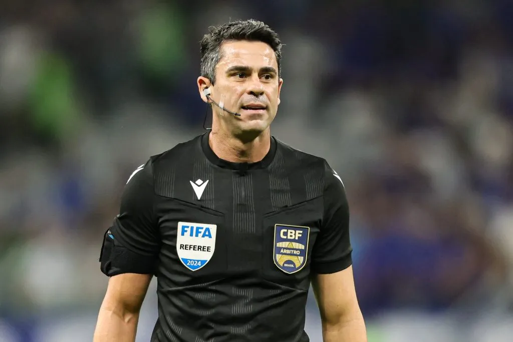 O arbitro Flavio Rodrigues de Souza durante partida entre Cruzeiro e Bahia no estadio Mineirao pelo campeonato Brasileiro A 2024. Foto: Gilson Lobo/AGIF