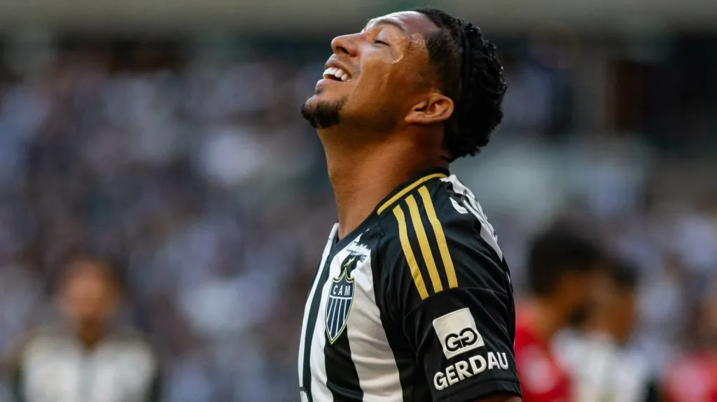 Rony não esconde empolgação após acerto com o galo – Foto: Fernando Moreno/AGIF