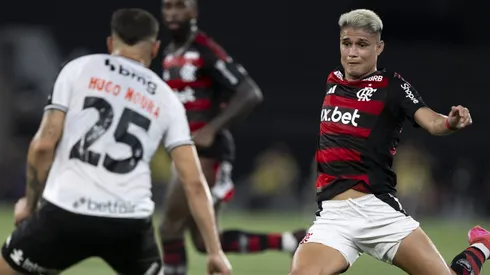 RJ - RIO DE JANEIRO - 01/03/2025 - CARIOCA 2025, VASCO X FLAMENGO - Luiz Araujo jogador do Flamengo durante partida contra o Vasco no estadio Engenhao pelo campeonato Carioca 2025.