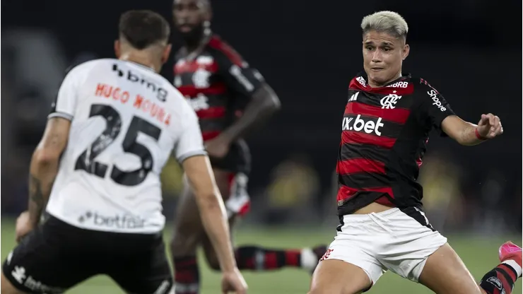 RJ - RIO DE JANEIRO - 01/03/2025 - CARIOCA 2025, VASCO X FLAMENGO - Luiz Araujo jogador do Flamengo durante partida contra o Vasco no estadio Engenhao pelo campeonato Carioca 2025.