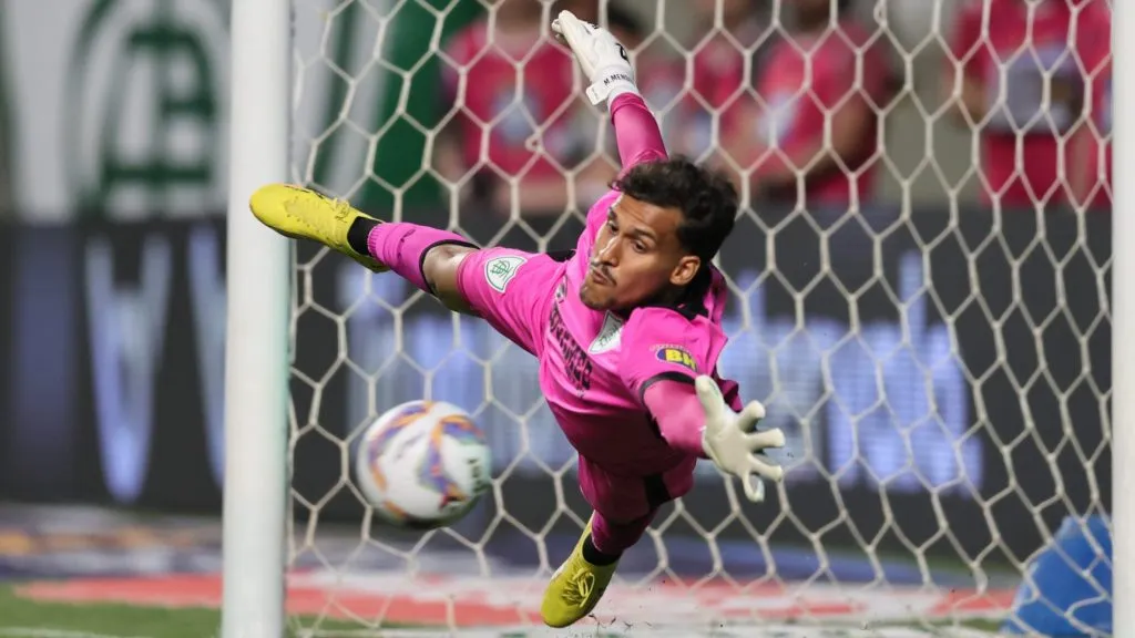 Matheus Mendes foi carrasco do Cruzeiro - Foto: Gilson Lobo/AGIF.