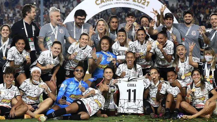 Corinthianas comemorando o título da Libertadores 2021 (Buda Mendes/Getty Images)