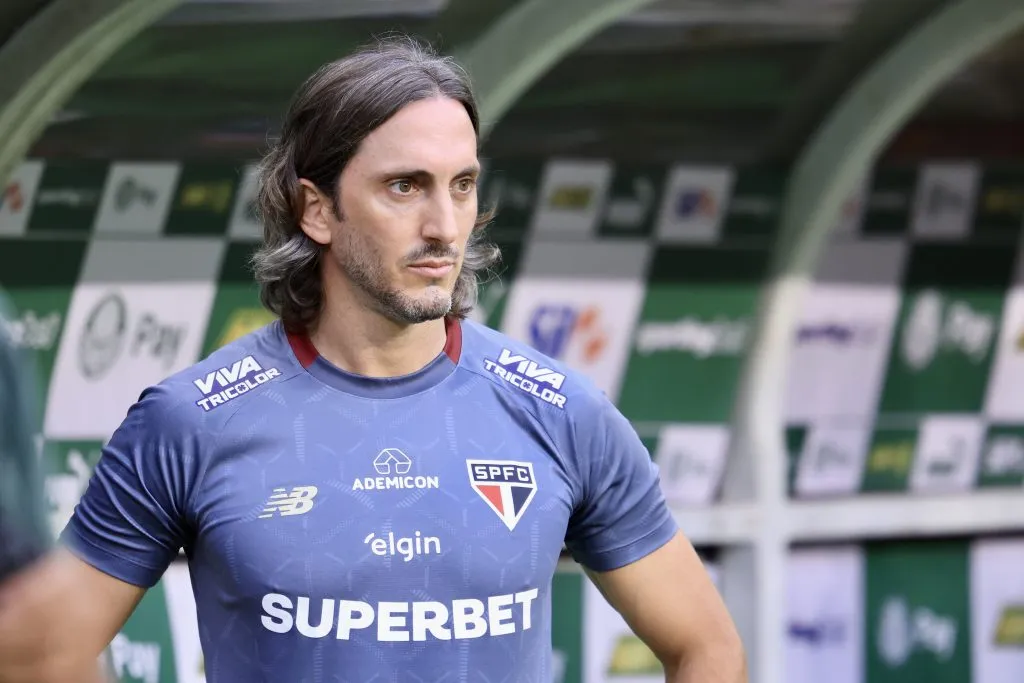 Luis Zubeldia técnico do São Paulo durante partida contra o Palmeiras no estádio Arena Allianz Parque pelo campeonato Paulista 2025. Foto: Marcello Zambrana/AGIF