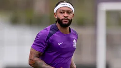 Memphis Depay em treino no CT Joaquim Grava
