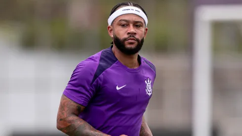 Memphis Depay em treino no CT Joaquim Grava