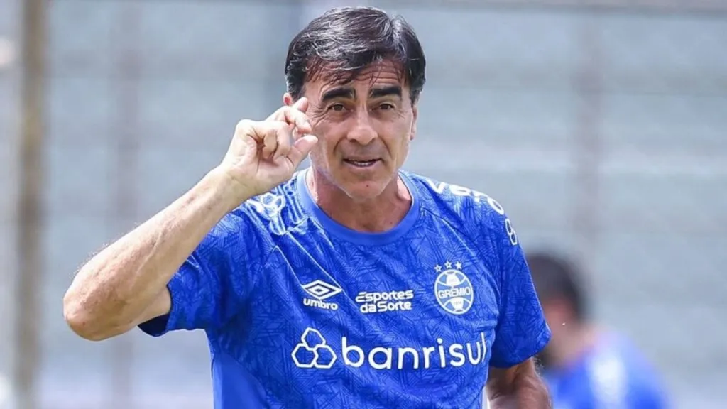 Gustavo Quinteros, técnico do Grêmio, durante treino do elenco no CT - Foto: Lucas Uebel/Gremio FBPA