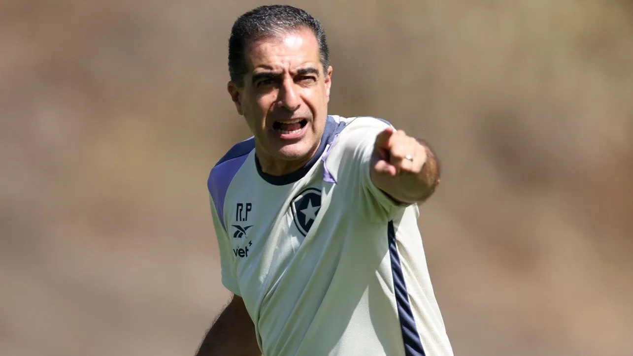 Renato Paiva em treinamento pelo Botafogo. Foto: Vítor Silva/BFR