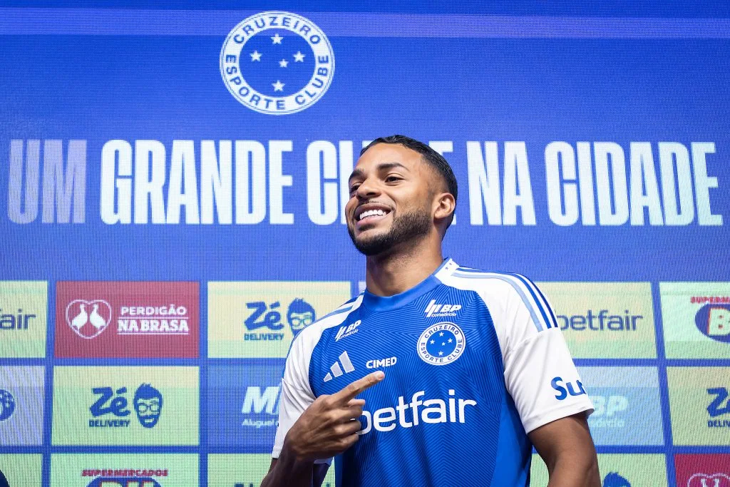 Wanderson com a camisa do Cruzeiro – Foto: Gustavo Aleixo/Cruzeiro