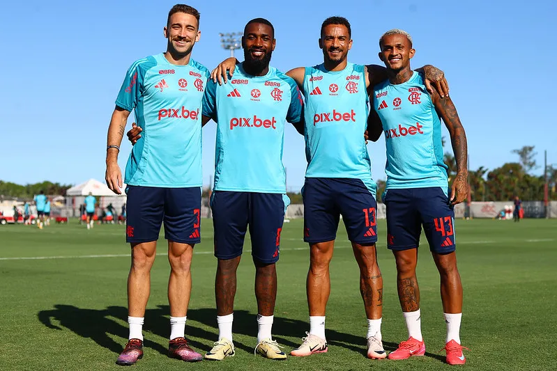 Os convocados para a Seleção Brasileira posaram durante o treino. Foto: Gilvan de Souza/Flamengo