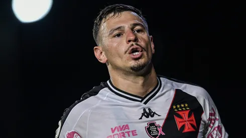 Hugo Moura em ação pelo Vasco - Foto: Thiago Ribeiro/AGIF.