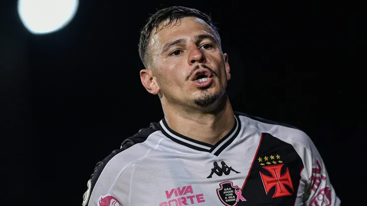 Hugo Moura em ação pelo Vasco - Foto: Thiago Ribeiro/AGIF.