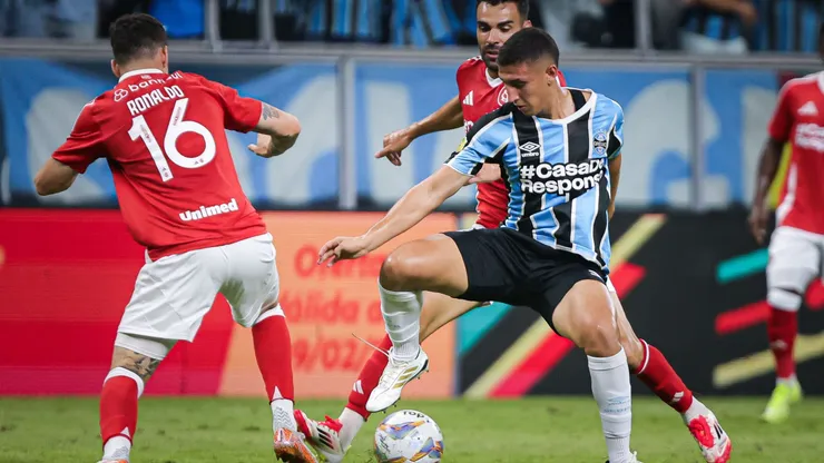 Monsalve, atleta do Grêmio, em ação durante a partida contra o Internacional, realizada na Arena do Grêmio, pelo Campeonato Gaúcho 2025. Foto: Maxi Franzoi/AGIF.