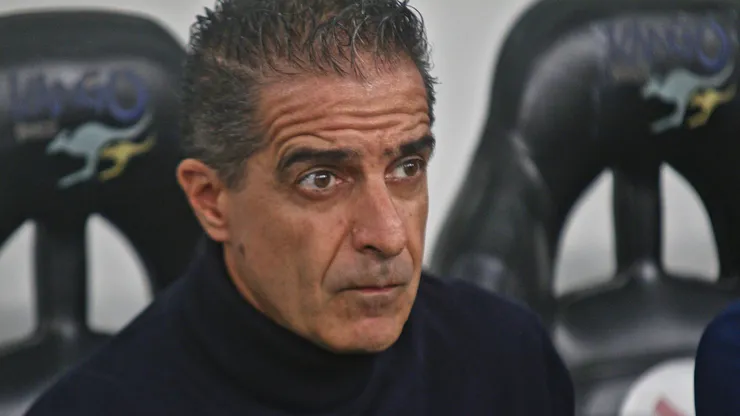 Renato Paiva durante partida no estadio Arena da Baixada pelo campeonato Brasileiro A 2023. Foto: Gabriel Machado/AGIF