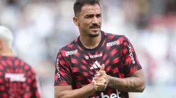 Danilo, jogador do Flamengo, em ação na partida contra o Botafogo no estádio Mangueirão, pela Supercopa 2025.