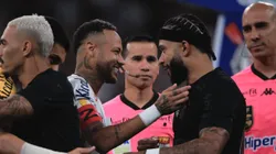 Memphis Depay jogador do Corinthians e Neymar Jr. jogador do Santos durante partida no estadio Arena Corinthians pelo campeonato Paulista 2025. Foto: Ettore Chiereguini/AGIF