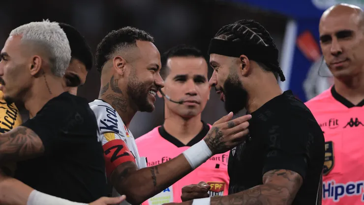 Memphis Depay jogador do Corinthians e Neymar Jr. jogador do Santos durante partida no estadio Arena Corinthians pelo campeonato Paulista 2025. Foto: Ettore Chiereguini/AGIF