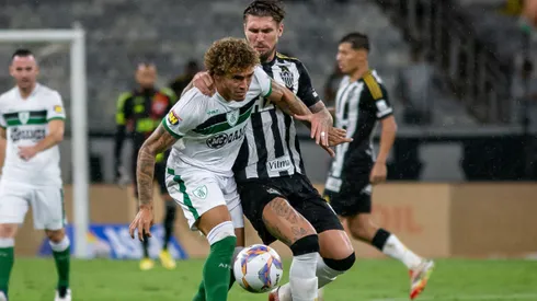 Lucas Figueiredo jogador do America-MG durante partida contra o Atletico-MG. Foto: Fernando Moreno/AGIF