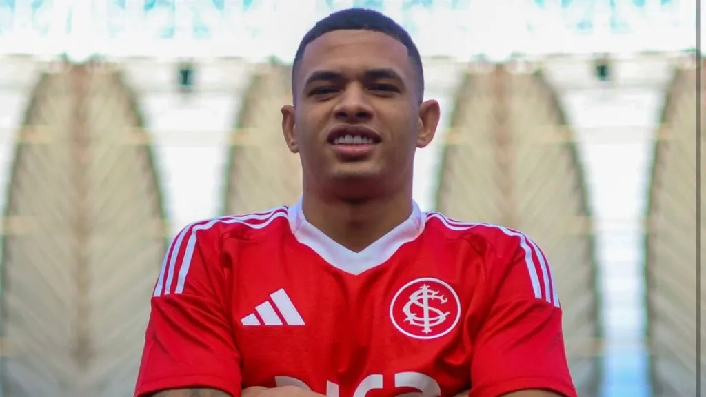 Diego Rosa com a camisa do Internacional – Foto: Ricardo Duarte/Internacional