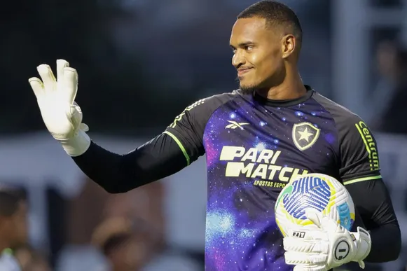John goleiro do Botafogo durante partida contra o Bragantino no estádio Nabi Abi Chedid pelo campeonato Brasileiro A 2024. Foto: Joisel Amaral/AGIF