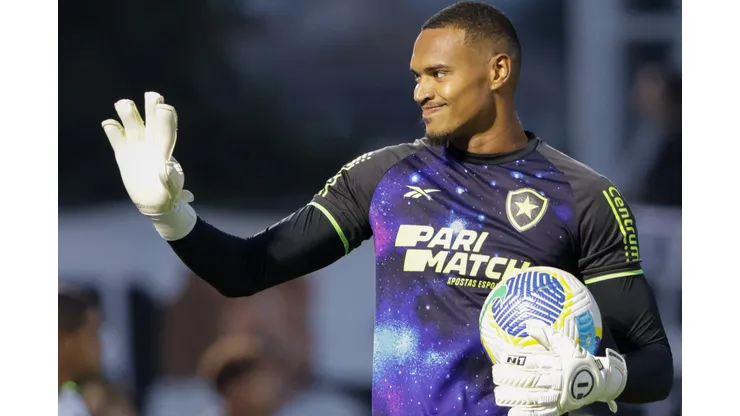 John goleiro do Botafogo durante partida contra o Bragantino no estádio Nabi Abi Chedid pelo campeonato Brasileiro A 2024. Foto: Joisel Amaral/AGIF