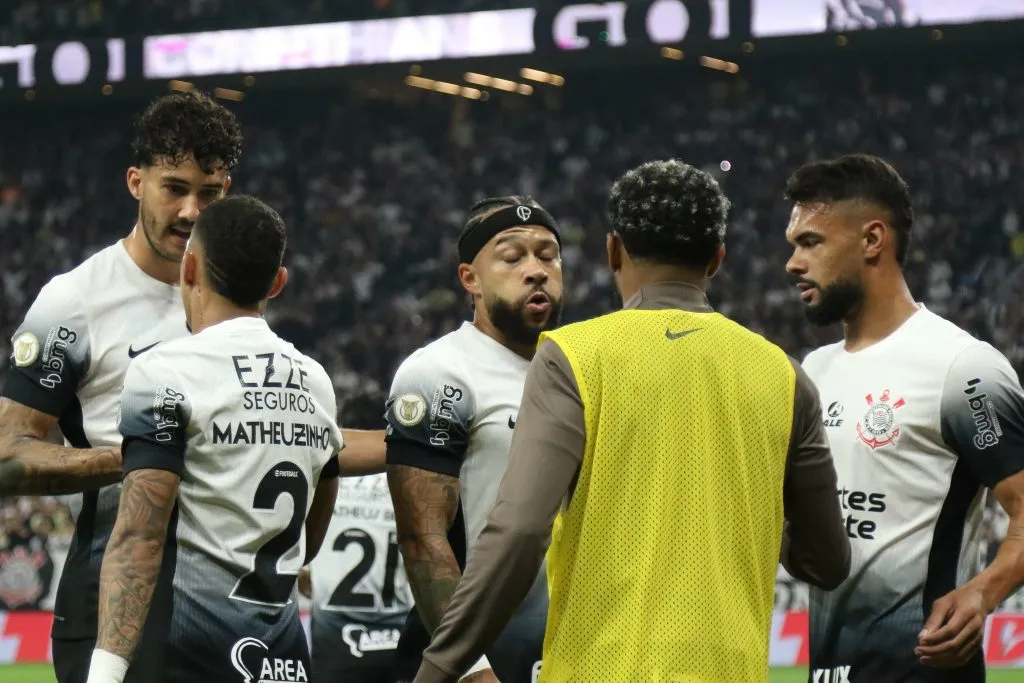 SP – SAO PAULO – 03/12/2024 – BRASILEIRO A 2024, CORINTHIANS X BAHIA – Memphis Depay jogador do Corinthians comemora seu gol com  jogador da sua equipe durante partida contra o Bahia no estadio Arena Corinthians pelo campeonato Brasileiro A 2024. Foto: Joisel Amaral/AGIF