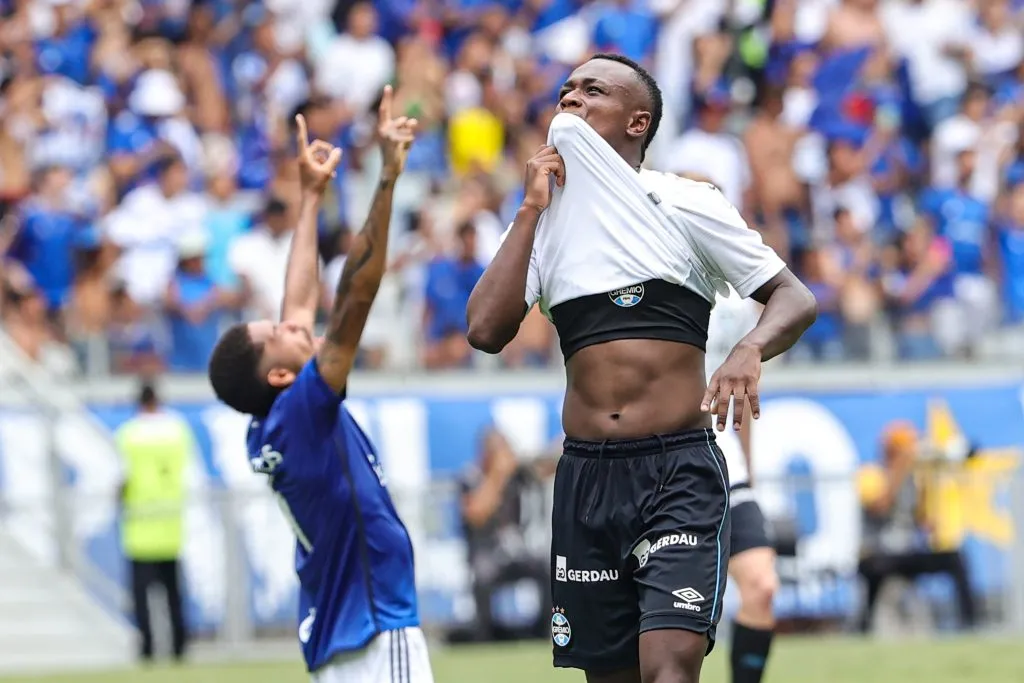 MG – BELO HORIZONTE – 15/10/2023 – COPA DO BRASIL SUB-2020 2023, CRUZEIRO X GREMIO – Nathan Fernandes jogador do Gremio lamenta ao final da partida a derrota para o Cruzeiro no estadio Mineirao pelo campeonato Copa Do Brasil Sub-2020 2023. Foto: Gilson Lobo/AGIF