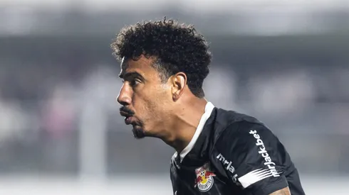 Lucas Evangelista durante jogo do Bragantino na Vila Belmiro.