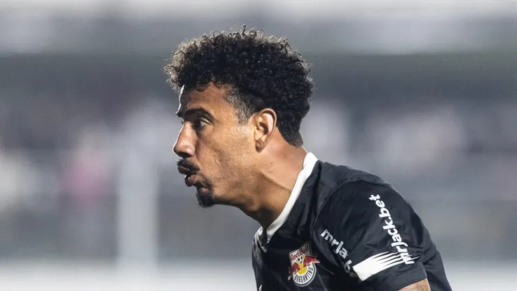 Lucas Evangelista durante jogo do Bragantino na Vila Belmiro.