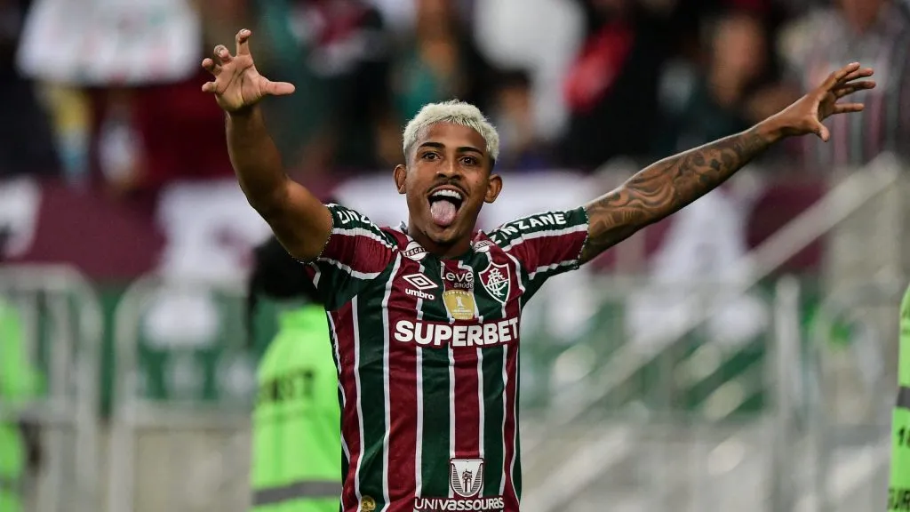 John Kennedy, jogador do Fluminense, comemora seu gol durante partida válida pela CONMBEBOL Libertadores de 2024. Foto: Thiago Ribeiro/AGIF.