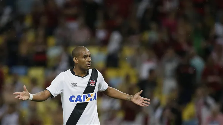 Rodrigo, quando atuava pelo Vasco, em jogo contra o Flamengo. Foto: Paulo Campos/AGIF.