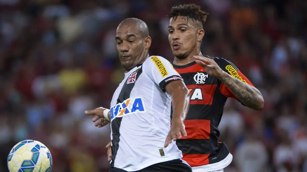 Guerrero, do Flamengo, disputa lance com Rodrigo, do Vasco, durante partida pela Copa do Brasil de 2015. Foto: Fernando Soutello/AGIF.