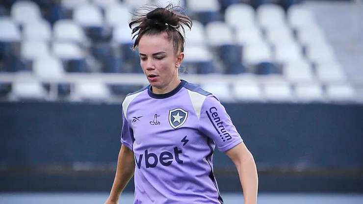 Rita Bove, nova meia do Botafogo abriu o coração sobre preconceito na modalidade feminina e desafios