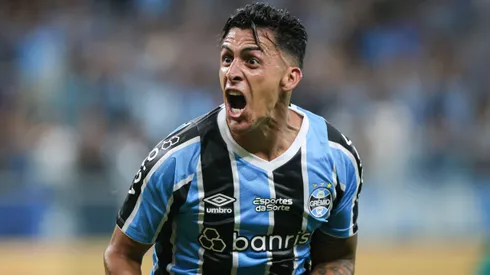 Pavon, jogador do Grêmio, comemora seu gol durante partida contra o Caxias no estadio Arena do Gremio pelo campeonato Gaucho 2025. Foto: Maxi Franzoi/AGIF