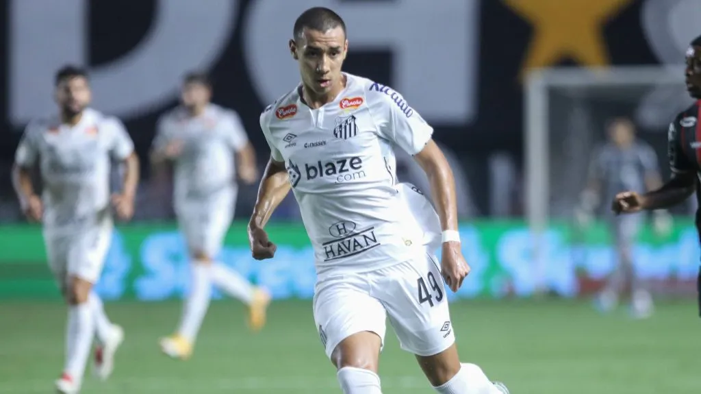Gabriel Bontempo jogador do Santos durante partida contra o Botafogo-SP no estádio Vila Belmiro pelo campeonato Paulista 2025. Foto: Reinaldo Campos/AGIF