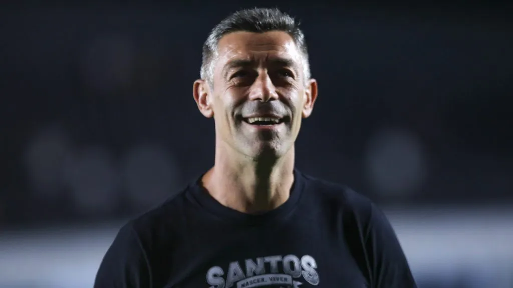 Pedro Caixinha técnico do Santos antes da partida contra o Bragantino no estádio Vila Belmiro pelo campeonato Paulista 2025. Foto: Reinaldo Campos/AGIF