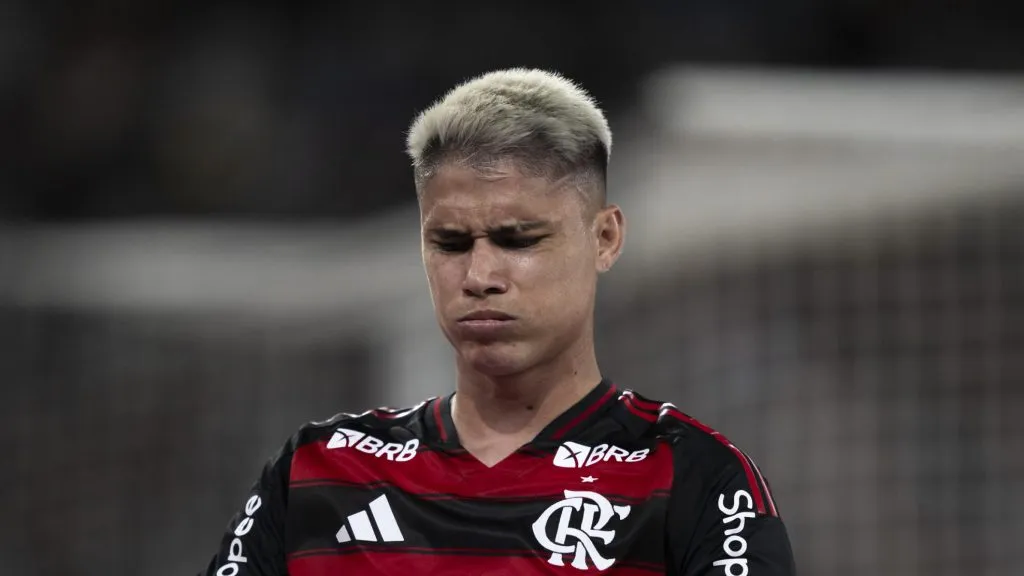 RJ – RIO DE JANEIRO – 01/03/2025 – CARIOCA 2025, VASCO X FLAMENGO – Luiz Araujo jogador do Flamengo lamenta durante partida contra o Vasco no estadio Engenhao pelo campeonato Carioca 2025. Foto: Jorge Rodrigues/AGIF