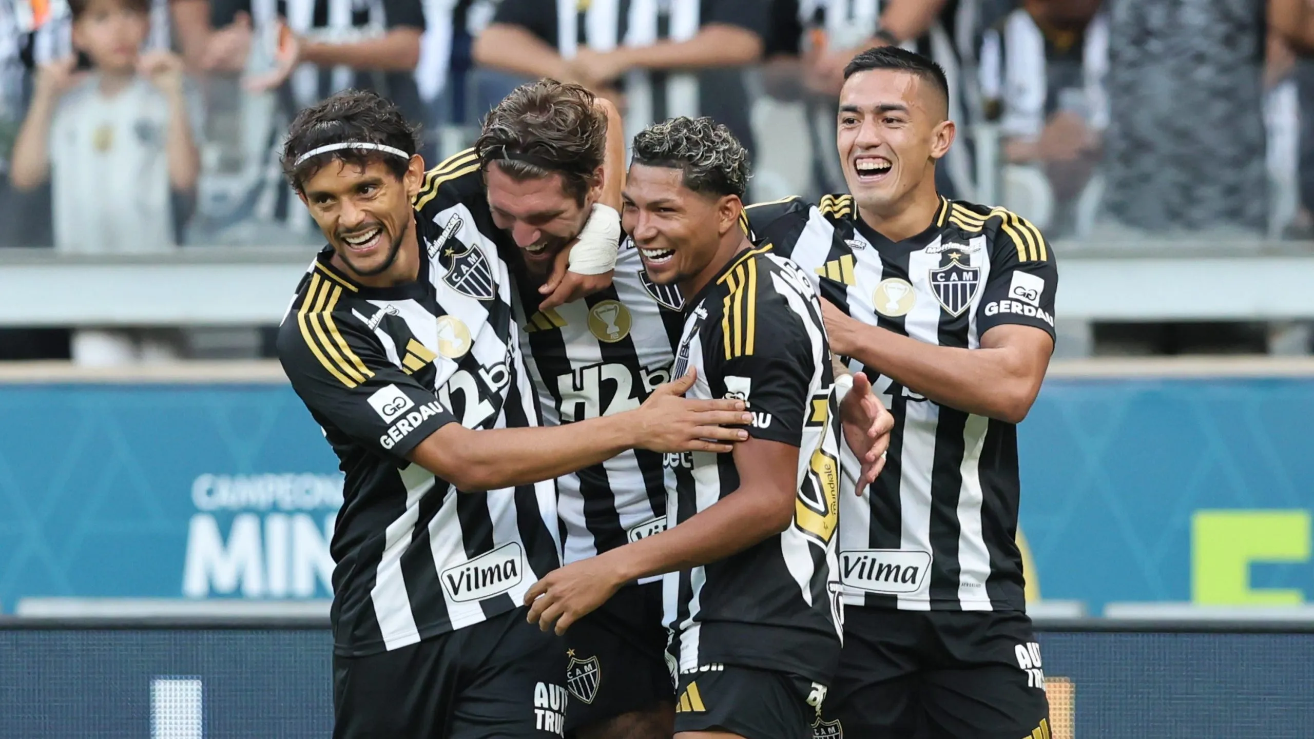 Elenco comemorando os gols do jogo de ida da final. Foto: Gilson Lobo/AGIF
