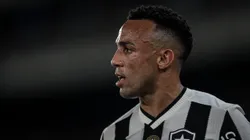Marçal, jogador do Botafogo, durante partida contra o Corinthians, pelo Campeonato Brasileiro de 2024. Foto: Thiago Ribeiro/AGIF.