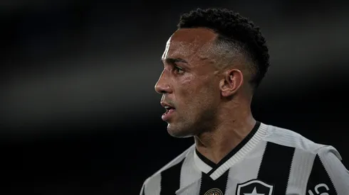 Marçal, jogador do Botafogo, durante partida contra o Corinthians, pelo Campeonato Brasileiro de 2024. Foto: Thiago Ribeiro/AGIF.
