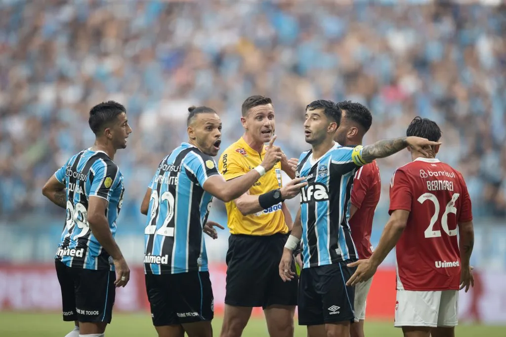 Atletas do Grêmio diante do Internacional. Foto: Liamara Polli/AGIF