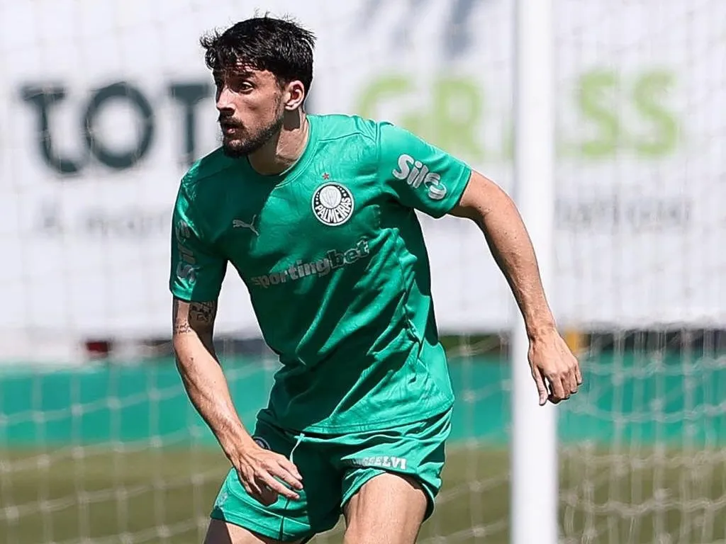 Neste sábado, o elenco do Verdão realizou treinos em campo sob o comando de Abel e a surpresa foi o retorno de Piquerez que sofreu nova lesão em fevereiro no jogo contra o Botafogo-SP. Foto: Cesar Greco/Palmeiras