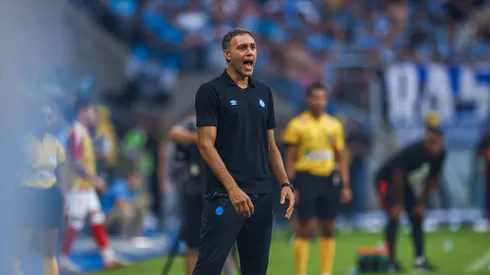 Com Gustavo Quinteros suspenso, o auxiliar Leandro Desábato comandou o Grêmio. Foto: Lucas Uebel/Grêmio FBPA