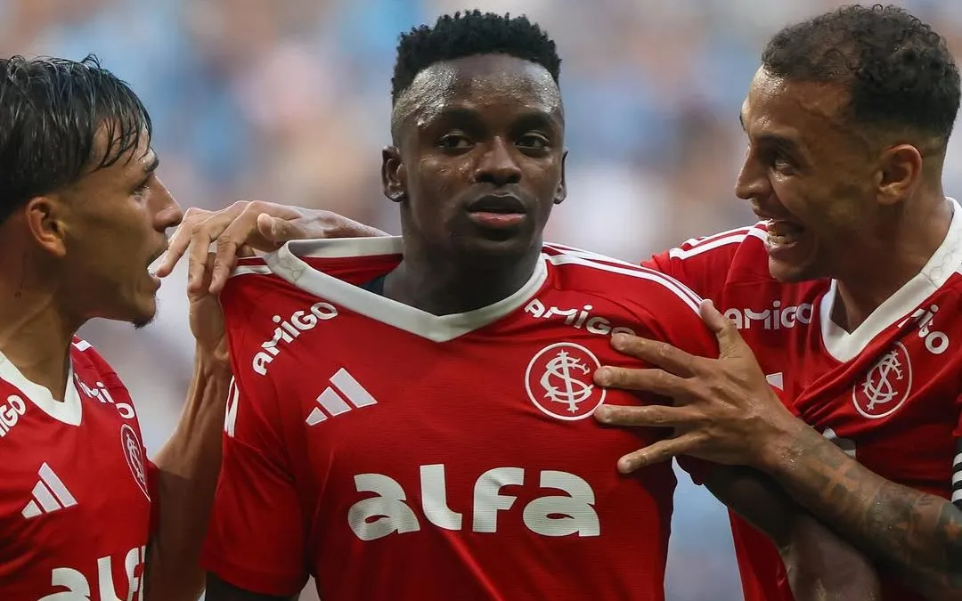 Barnabei, Carbonero e Alan Patrick comemoram vitória na Arena do Grêmio por 2 a 0 pela final do Campeonato Gaúcho. Foto: R Duarte/Internacional