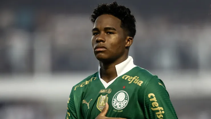 Endrick, ex-jogador do Palmeiras, durante execucao do hino nacional antes da partida contra o Santos no estadio Vila Belmiro pelo campeonato Paulista 2024. Foto: Reinaldo Campos/AGIF