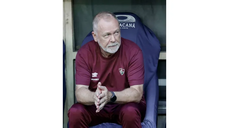 Mano Menezes, técnico do Fluminense está sentindo a pressão, pois a torcida tricolor cobrou a estreia de joia uruguaia, Joaquin Lavega