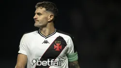 Vegetti, jogador do Vasco durante lamenta eliminação do Gigante da Colina no Campeonato Carioca e é alvo de críticas dos torcedores